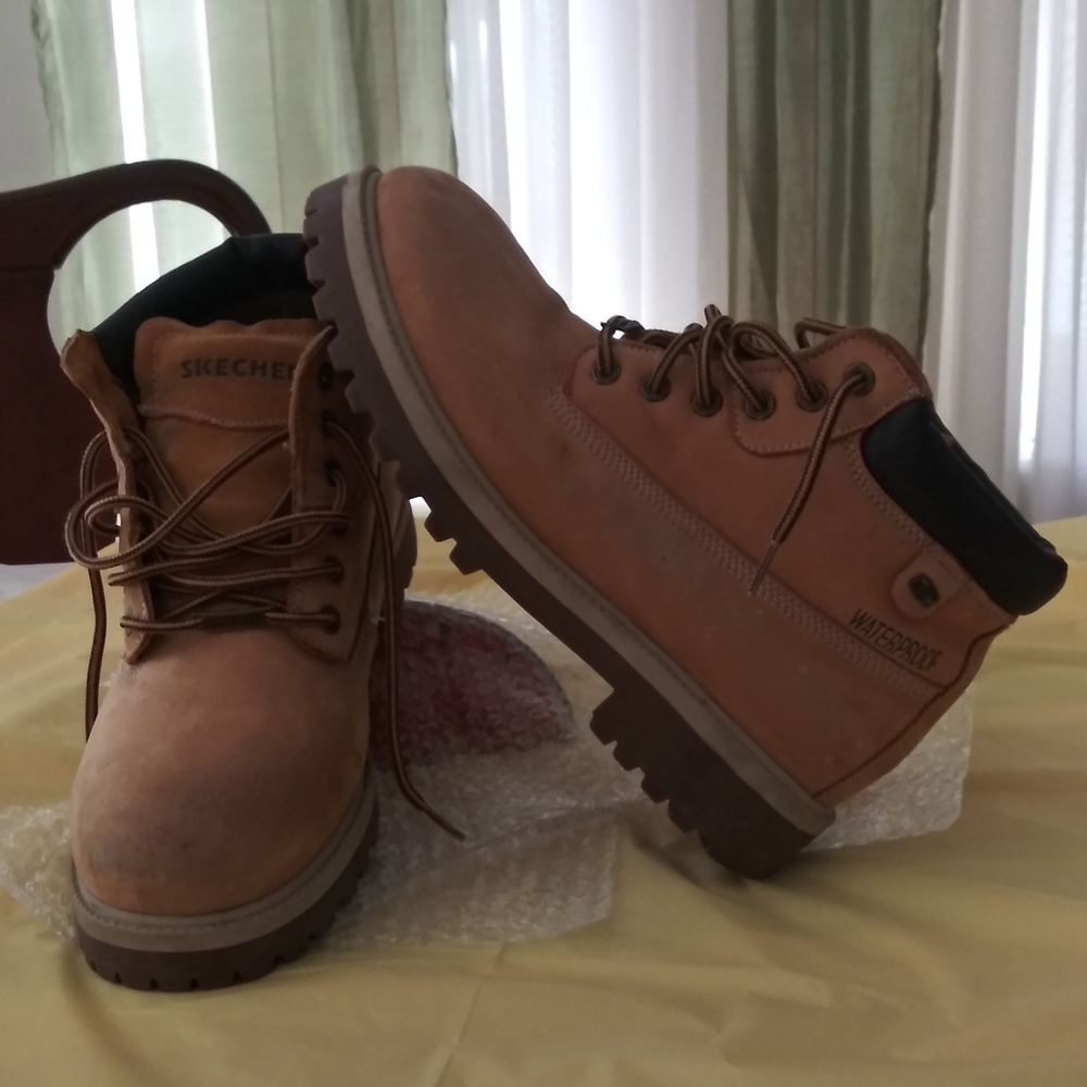 mens sketchers walking boots